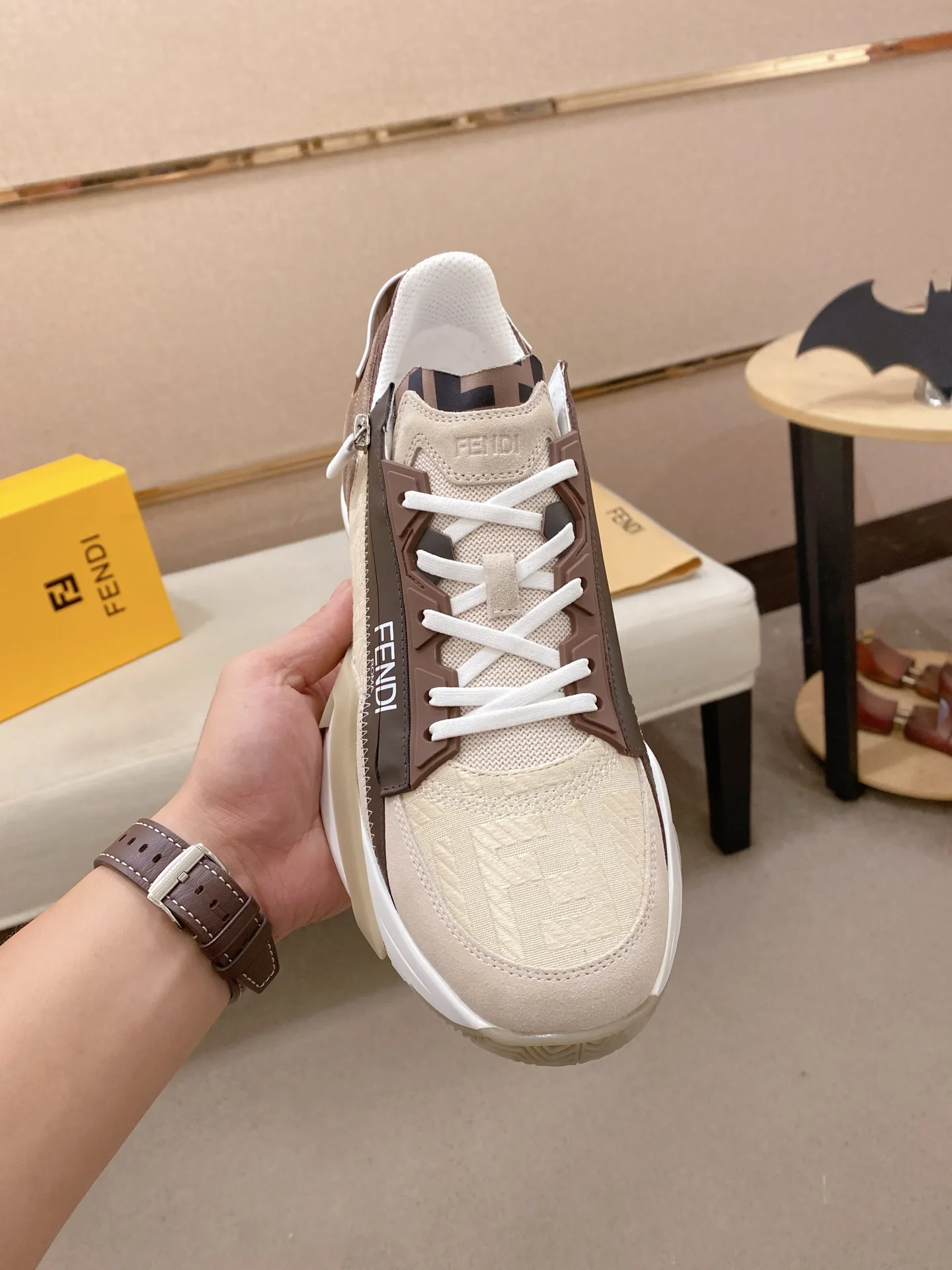 Factory price: 540💰(high version) [Fendi] Fendi’s latest casual shoes for men! Available at counters simultaneously! A one-to-one replica of the original. Made entirely of imported top-grain calfskin, the interior is made of top-grain water-dyed cowhide, and the original factory-supplied rubber outsole. Leading new fashion concepts. Matching code: 38-44 can be customized, 45 is not returnable!